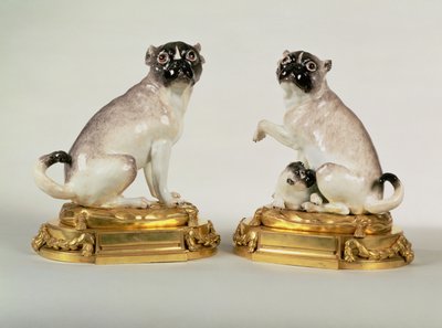 Paar Meissen porseleinen figuren van mopshonden gemonteerd in Louis XVI ormolu, ca. 1750 door Johann Joachim Kaendler